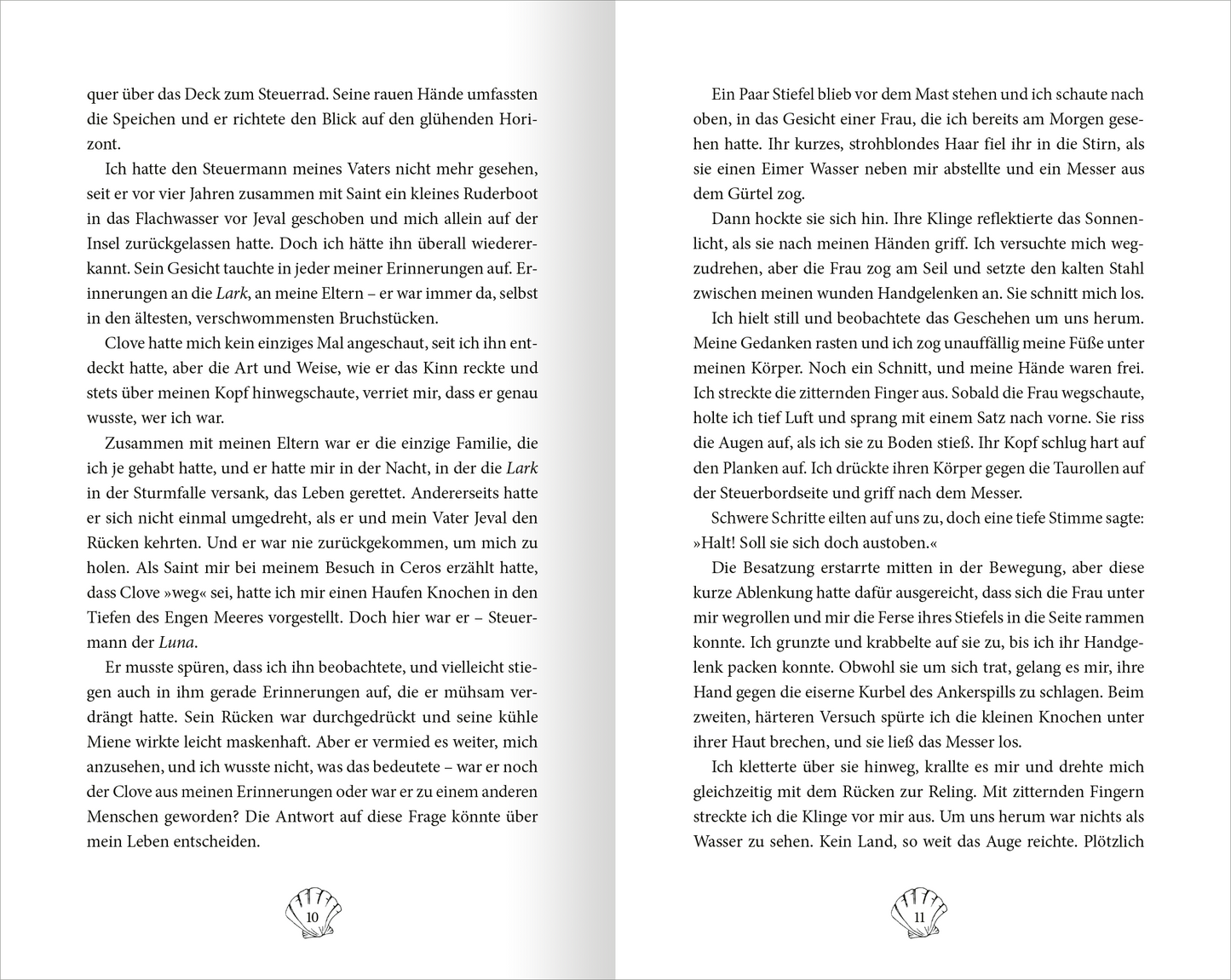 Gezeigt wird eine Innen- oder Zusatzansicht von „Fable – Das Geheimnis der Mitternacht“. Die Seiten sind in sanften Cremetönen gehalten, mit einer gut lesbaren serifenlosen Schrift in dunkler Farbe. Der Text ist durch hübsche ornamentale Elemente am Seitenbeginn und -ende ergänzt. Auf der linken Seite sind die Zeilen in Blocksatz angeordnet, während auf der rechten Seite Absätze klar voneinander abgehoben sind. Insgesamt vermittelt das Layout eine harmonische und ansprechende...