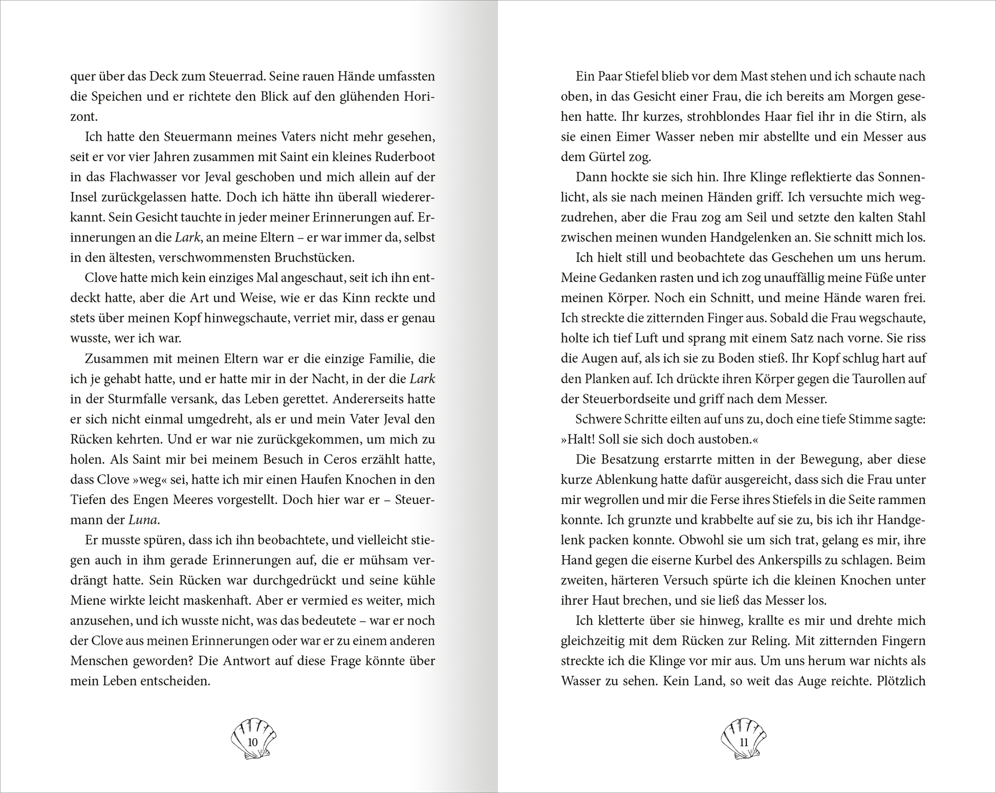 Gezeigt wird eine Innen- oder Zusatzansicht von „Fable – Das Geheimnis der Mitternacht“. Die Seiten sind in sanften Cremetönen gehalten, mit einer gut lesbaren serifenlosen Schrift in dunkler Farbe. Der Text ist durch hübsche ornamentale Elemente am Seitenbeginn und -ende ergänzt. Auf der linken Seite sind die Zeilen in Blocksatz angeordnet, während auf der rechten Seite Absätze klar voneinander abgehoben sind. Insgesamt vermittelt das Layout eine harmonische und ansprechende...