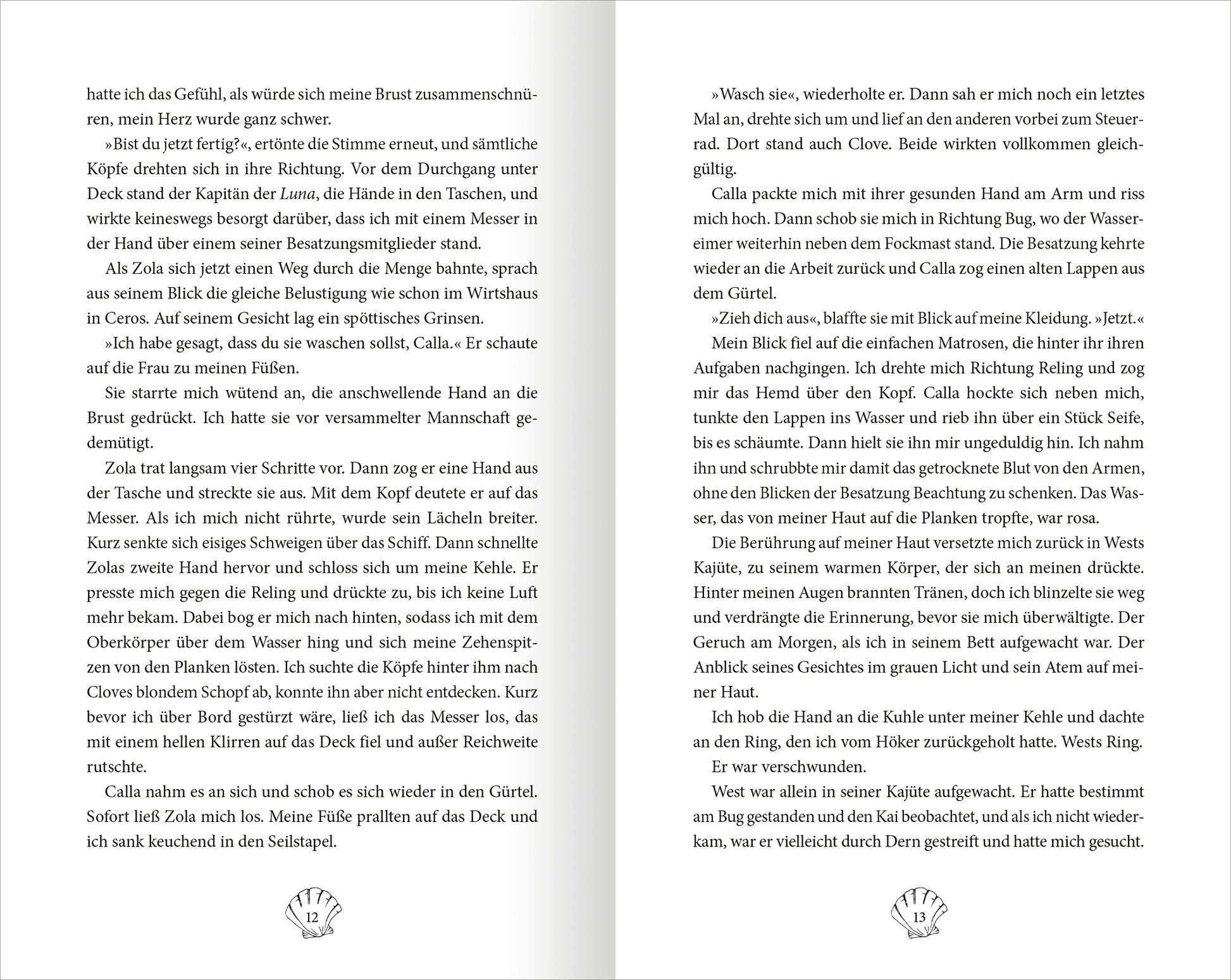 Gezeigt wird eine Innen- oder Zusatzansicht von „Fable – Das Geheimnis der Mitternacht“. Die Seiten sind im Hochformat gestaltet und präsentieren einen klaren, lesefreundlichen Text in einer modernen, gut lesbaren Serifenschrift. Die Hauptfarbe des Textes ist Schwarz auf einem feinen, hellen Hintergrund, was den Kontrast unterstützt. Zwischen den Absätzen sind ausreichend Freiräume, und die Seitenzahlen sind dezent platziert. Eine stilisierte Kapitelmarke ist am Seitenrand zu sehen,...