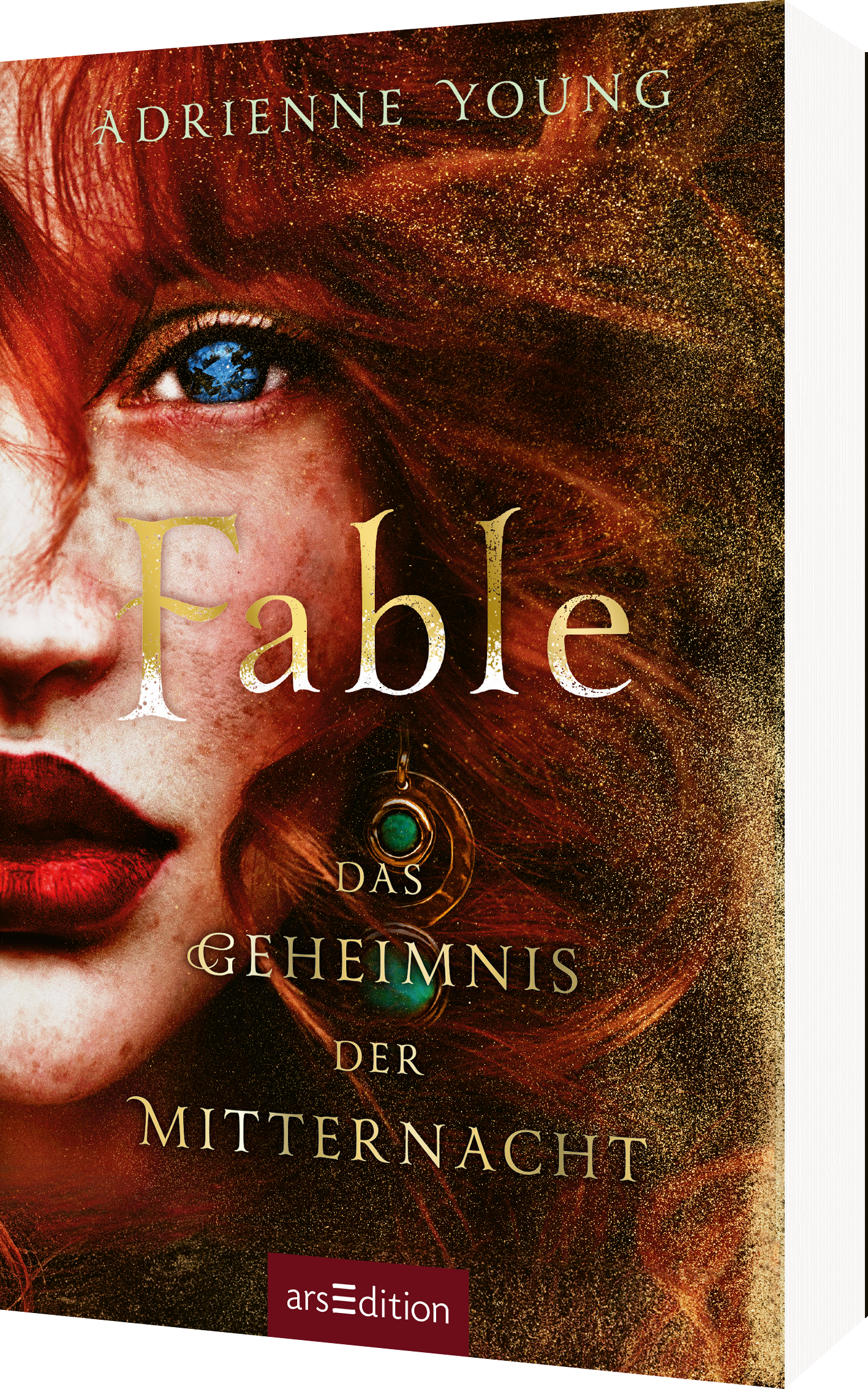 Das Buchcover zeigt die rechte Gesichtshälfte einer jungen Frau mit auffälligen roten Locken und eindrucksvollen blauen Augen. Der Titel „Fable“ ist in goldener, eleganter Schrift gestaltet, während der Untertitel „das Geheimnis der Mitternacht“ darunter in einer schlichten, helleren Schriftart erscheint. Der Hintergrund ist in warmen Gold- und Brauntönen gehalten, was eine mystische Atmosphäre schafft. Der Name der Autorin Adrienne Young ist oben mittig platziert. Ganz unten...