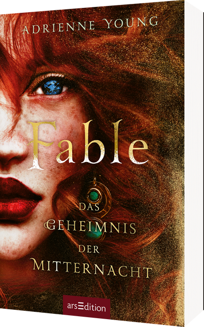 Das Buchcover zeigt die rechte Gesichtshälfte einer jungen Frau mit auffälligen roten Locken und eindrucksvollen blauen Augen. Der Titel „Fable“ ist in goldener, eleganter Schrift gestaltet, während der Untertitel „das Geheimnis der Mitternacht“ darunter in einer schlichten, helleren Schriftart erscheint. Der Hintergrund ist in warmen Gold- und Brauntönen gehalten, was eine mystische Atmosphäre schafft. Der Name der Autorin Adrienne Young ist oben mittig platziert. Ganz unten...