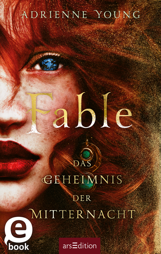 Das Buchcover zeigt die rechte Gesichtshälfte einer jungen Frau mit auffälligen roten Locken und eindrucksvollen blauen Augen. Der Titel „Fable“ ist in goldener, eleganter Schrift gestaltet, während der Untertitel „das Geheimnis der Mitternacht“ darunter in einer schlichten, helleren Schriftart erscheint. Der Hintergrund ist in warmen Gold- und Brauntönen gehalten, was eine mystische Atmosphäre schafft. Der Name der Autorin Adrienne Young ist oben mittig platziert. Ganz unten links...