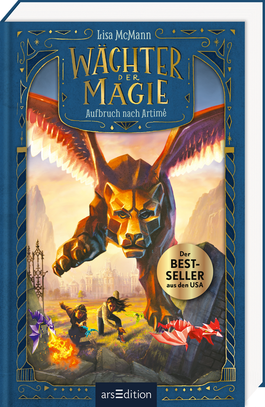 Der Buchtitel "Wächter der Magie - Aufbruch nach Artime" ist oben mittig in goldenen Buchstaben platziert. Darunter ist in einem Rahmen ein großer geflügelter Löwe abgebildet, der über zwei Kindern fliegt. Ganz unten mittig steht der Logoschriftzug von arsEdition.