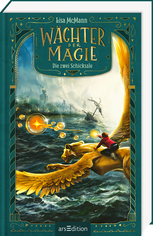 Das Buchcover von „Wächter der Magie – Die zwei Schicksale“ von Lisa McMann zeigt im Vordergrund einen goldenen, geflügelten Löwen über einem aufgewühlten Meer. Auf seinem Rücken kniet eine Junge in roter Jacke und dunkler Hose. Er streckt eine Hand nach einer leuchtenden, goldenen Kugel aus. Über dem Meer schweben weitere goldene Kugeln. Im Hintergrund ist ein sinkendes Schiff zu sehen. Am Horizont tauchen große Steinfiguren und hohe Berge auf. Der Titel steht in goldenen...