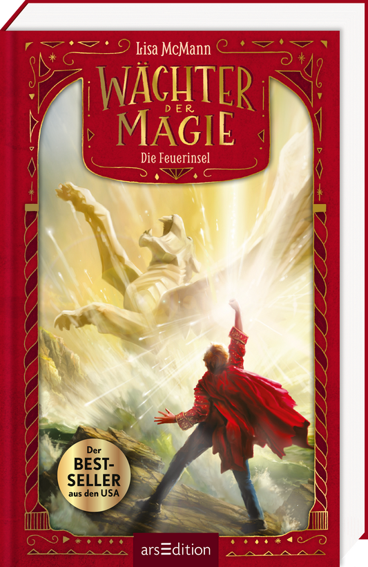 Der Buchtitel „Wächter der Magie – Die Feuerinsel“ ist oben mittig in goldenen, verzierten Buchstaben auf rotem Hintergrund geschrieben. Innerhalb des roten Rahmens zeigt das Cover eine dynamische Szene mit einem Jungen in einem weiten roten Mantel. Er steht auf einem felsigen Untergrund und streckt seinen Arm in die Luft. Aus seiner Hand strahlt ein intensives magisches Licht. Vor ihm erhebt sich ein riesiger geflügelter Löwe. Der Hintergrund ist von goldenem Licht und magischen...