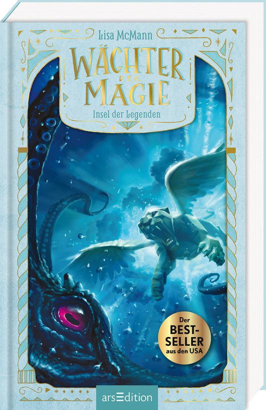 Der Titel „Wächter der Magie – Insel der Legenden“ steht oben in goldener Schrift auf einem verzierten, hellblauen Banner. Innerhalb eines hellblauen Rahmens zeigt das Cover einen geflügelten Löwen, der ins tiefblaue Wasser eintaucht. Sein Fell wirkt wie aus Stein. Er schwimmt auf eine riesige Kreatur mit Tentakeln zu, deren großes, rotes Auge in der linken Ecke abgebildet ist. Unten befinden sich ein runder Bestseller-Aufkleber. Ganz unten mittig steht der Logoschriftzug von...
