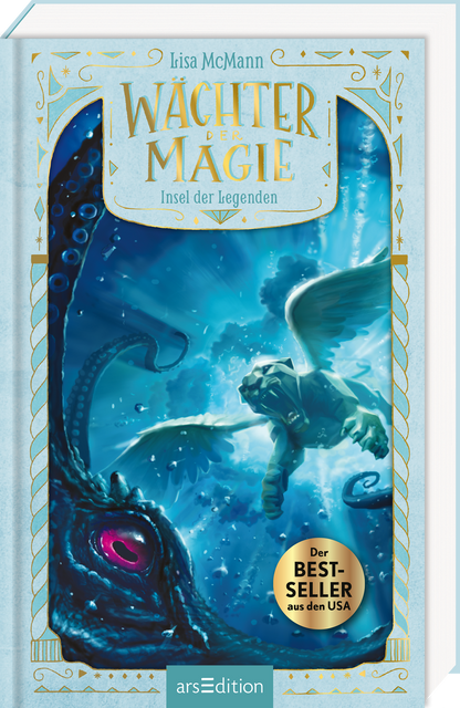 Der Titel „Wächter der Magie – Insel der Legenden“ steht oben in goldener Schrift auf einem verzierten, hellblauen Banner. Innerhalb eines hellblauen Rahmens zeigt das Cover einen geflügelten Löwen, der ins tiefblaue Wasser eintaucht. Sein Fell wirkt wie aus Stein. Er schwimmt auf eine riesige Kreatur mit Tentakeln zu, deren großes, rotes Auge in der linken Ecke abgebildet ist. Unten befinden sich ein runder Bestseller-Aufkleber. Ganz unten mittig steht der Logoschriftzug von...