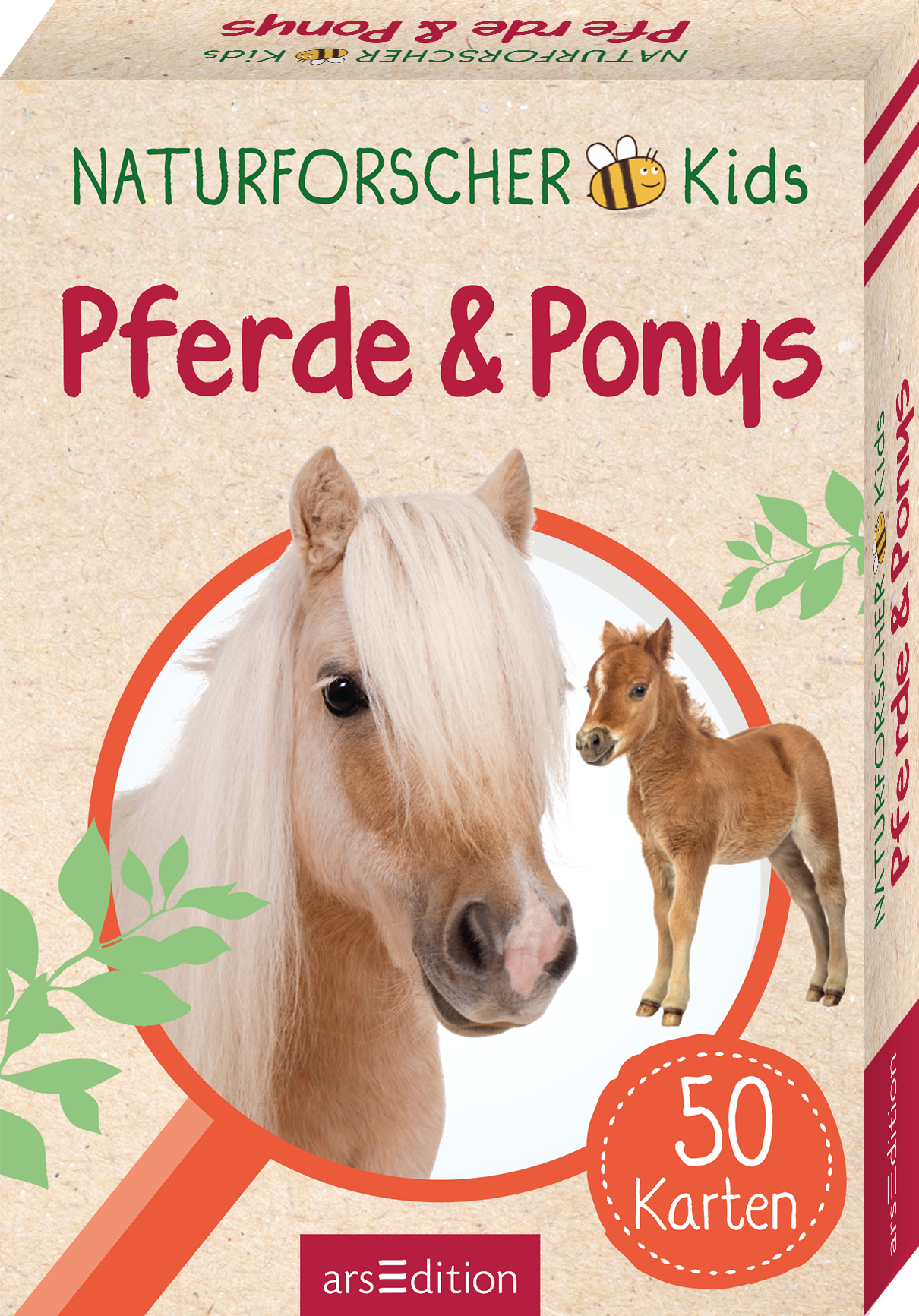 Das Buchcover zeigt ein eingekreistes Porträt eines weißen Ponys, das freundlich in die Kamera blickt. Daneben ist ein kleines, braunes Fohlen abgebildet. Der Hintergrund ist in neutralen Beigetönen gehalten und wird von grünen Pflanzenmotiven ergänzt. Die Titelzeile „Pferde &amp; Ponys“ ist in kräftigem Rot gestaltet, während der Schriftzug „NATURFORSCHER Kids“ in einer verspielten Schriftart darüber angeordnet ist. Ganz unten mittig steht der Logoschriftzug von arsEdition.