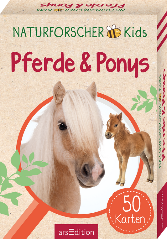 Das Buchcover zeigt ein eingekreistes Porträt eines weißen Ponys, das freundlich in die Kamera blickt. Daneben ist ein kleines, braunes Fohlen abgebildet. Der Hintergrund ist in neutralen Beigetönen gehalten und wird von grünen Pflanzenmotiven ergänzt. Die Titelzeile „Pferde &amp; Ponys“ ist in kräftigem Rot gestaltet, während der Schriftzug „NATURFORSCHER Kids“ in einer verspielten Schriftart darüber angeordnet ist. Ganz unten mittig steht der Logoschriftzug von arsEdition.