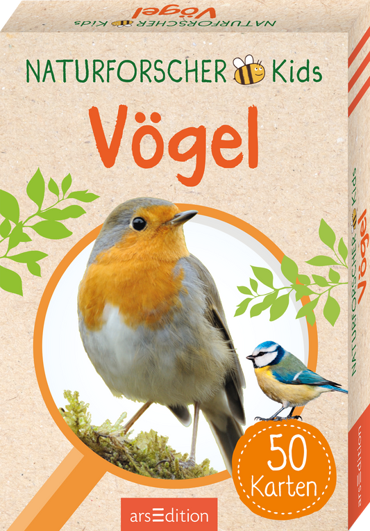 Das Buchcover zeigt zwei Vögel, darunter einen Rotkehlchen und einen Blau- oder Kohlmeisen. Der Hintergrund ist in einem hellen, natürlichen Farbton gehalten, mit grünen Blättern, die eine lebhafte Atmosphäre schaffen. Der Titel „Vögel“ ist in großem, orangefarbenem Schriftzug nach oben versetzt. Darüber steht der Text „NATURFORSCHER Kids“ in grüner Schrift. Ganz unten mittig steht der Logoschriftzug von arsEdition.