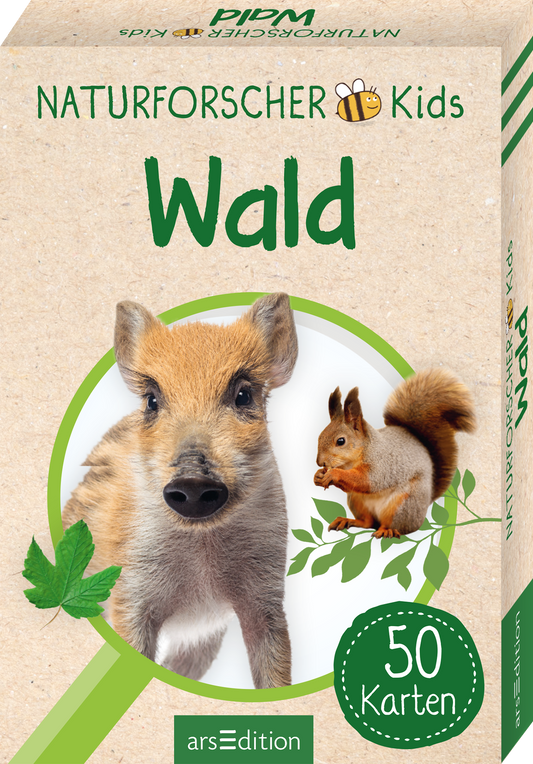 Das Buchcover zeigt ein helles, naturnahes Design mit einer strukturierten, beige-farbenen Hintergrundfarbe. Im Zentrum befindet sich ein niedliches Wildschwein sowie ein Eichhörnchen, die von einem grünen Kreis umrahmt werden. Der Titel „NATURFORSCHER Kids“ steht in kräftigem Grün oben, während darunter in großen Buchstaben „Wald“ zu lesen ist. In der rechten unteren Ecke sind die Worte „50 Karten“ abgebildet. Ganz unten mittig steht der Logoschriftzug von arsEdition.