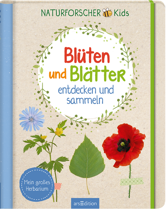 Das Buchcover zeigt auf einem beigen Hintergrund den Titel „Blüten und Blätter“ in bunten Buchstaben, wobei „Blüten“ in Rot und „Blätter“ in Grün hervorgehoben ist. Darunter steht „entdecken und sammeln“ in sanftem Blau. Stilvolle Illustrationen von Blumen und Blättern umrahmen den Titel, darunter eine rote Mohnblume und eine blaue Blüte. Oben links befindet sich die Aufschrift „NATURFORSCHER Kids“. Ganz unten mittig steht der Logoschriftzug von arsEdition.