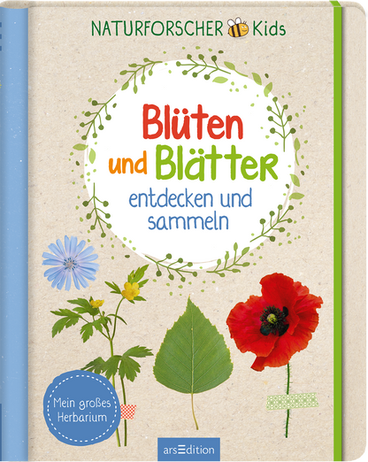 Das Buchcover zeigt auf einem beigen Hintergrund den Titel „Blüten und Blätter“ in bunten Buchstaben, wobei „Blüten“ in Rot und „Blätter“ in Grün hervorgehoben ist. Darunter steht „entdecken und sammeln“ in sanftem Blau. Stilvolle Illustrationen von Blumen und Blättern umrahmen den Titel, darunter eine rote Mohnblume und eine blaue Blüte. Oben links befindet sich die Aufschrift „NATURFORSCHER Kids“. Ganz unten mittig steht der Logoschriftzug von arsEdition.