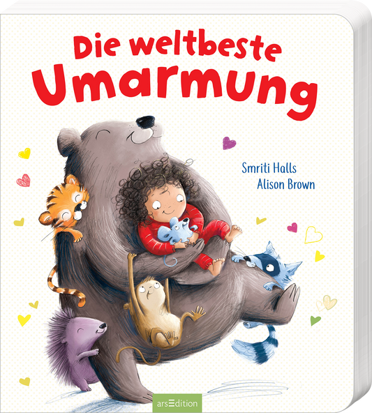 Auf dem Cover des Buches „Die weltbeste Umarmung“ von Smriti Halls und Alison Brown umarmt ein fröhlicher Bär ein Kind mit lockigen Haaren, das eine Katze hält. Rund um sie versammeln sich verschiedene Tiere, darunter ein Tiger, ein Waschbär und ein Maulwurf, die neugierig zur Szene blicken. Die Schrift in leuchtendem Rot wirkt einladend und freundlich und ist auf einem sanften, gepunkteten Hintergrund platziert. Ganz unten mittig steht der Logoschriftzug von arsEdition.