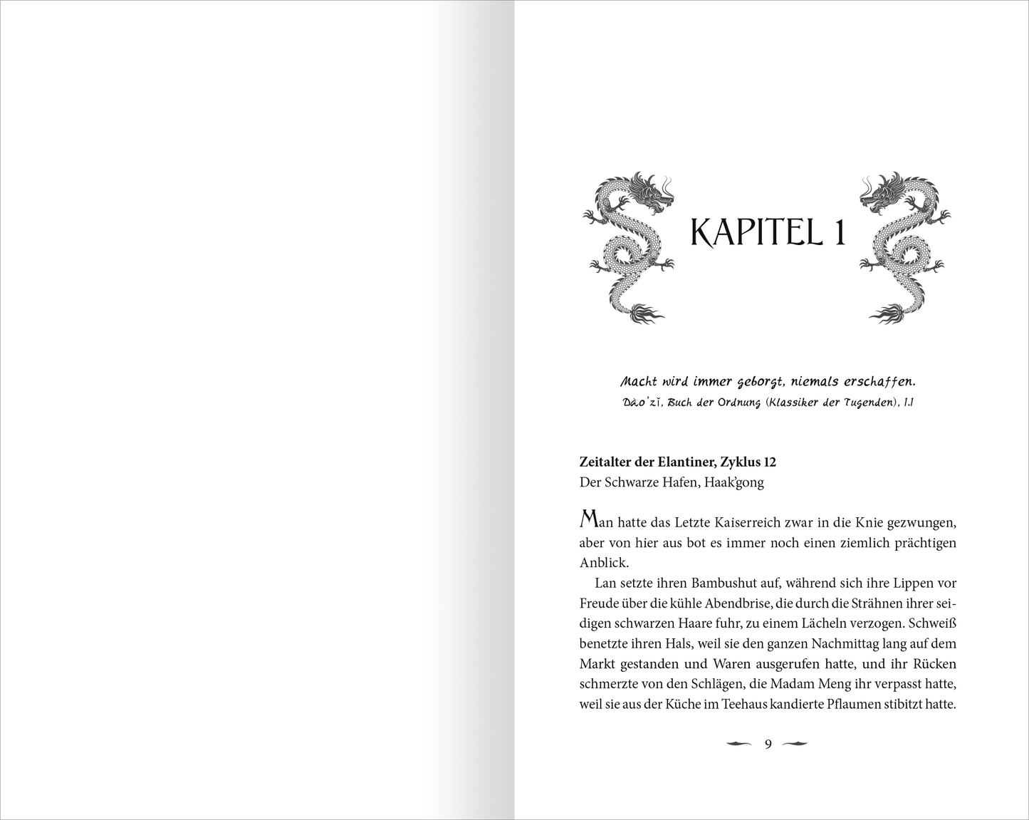 Gezeigt wird eine Innen- oder Zusatzansicht von „Song of Silver – Das verbotene Siegel“. Die Seite präsentiert den Beginn eines Kapitels, charakterisiert durch eine große, verschnörkelte Überschrift „KAPITEL 1“ in dunklem, illustrierten Schriftzug. Das Layout enthält dekorative Drachenornamente, die über der Kapitelüberschrift positioniert sind. Der Text ist in einer klaren Serifenschrift gesetzt, die gut lesbar ist, und weist einen großzügigen Zeilenabstand auf.