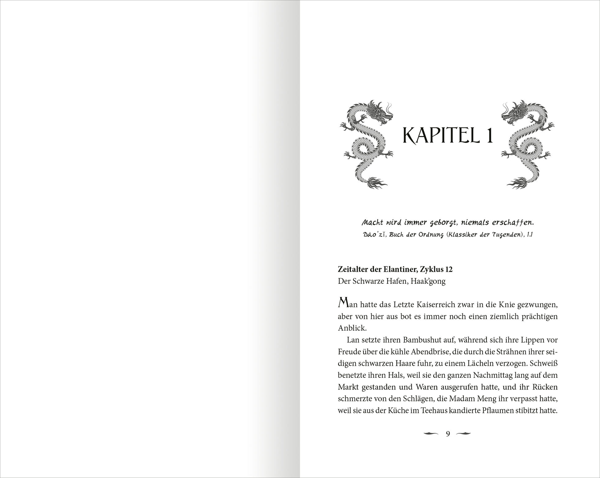 Gezeigt wird eine Innen- oder Zusatzansicht von „Song of Silver – Das verbotene Siegel“. Die Seite präsentiert den Beginn eines Kapitels, charakterisiert durch eine große, verschnörkelte Überschrift „KAPITEL 1“ in dunklem, illustrierten Schriftzug. Das Layout enthält dekorative Drachenornamente, die über der Kapitelüberschrift positioniert sind. Der Text ist in einer klaren Serifenschrift gesetzt, die gut lesbar ist, und weist einen großzügigen Zeilenabstand auf.