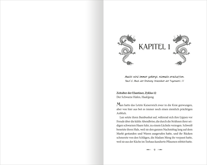 Gezeigt wird eine Innen- oder Zusatzansicht von „Song of Silver – Das verbotene Siegel“. Die Seite präsentiert den Beginn eines Kapitels, charakterisiert durch eine große, verschnörkelte Überschrift „KAPITEL 1“ in dunklem, illustrierten Schriftzug. Das Layout enthält dekorative Drachenornamente, die über der Kapitelüberschrift positioniert sind. Der Text ist in einer klaren Serifenschrift gesetzt, die gut lesbar ist, und weist einen großzügigen Zeilenabstand auf.