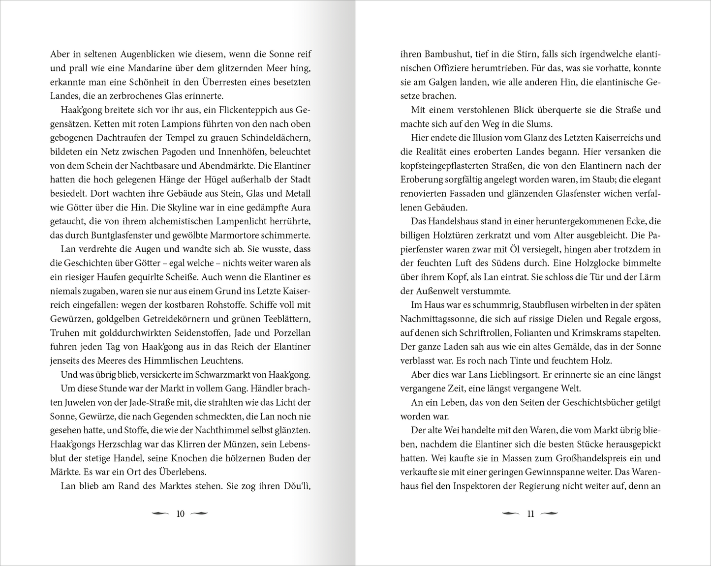 Gezeigt wird eine Innen- oder Zusatzansicht von „Song of Silver – Das verbotene Siegel“. Die Seite zeigt einen Textblock in Serifenschrift auf weißem Hintergrund. Die Schrift ist gut lesbar, in schwarzer Farbe, mit ausreichendem Zeilenabstand für eine einfache Orientierung. Am unteren Rand sind Seitenzahlen in kleinerer Schriftgröße zu erkennen. Die Gestaltung ist schlicht und klar, wodurch der Fokus auf dem Inhalt liegt.