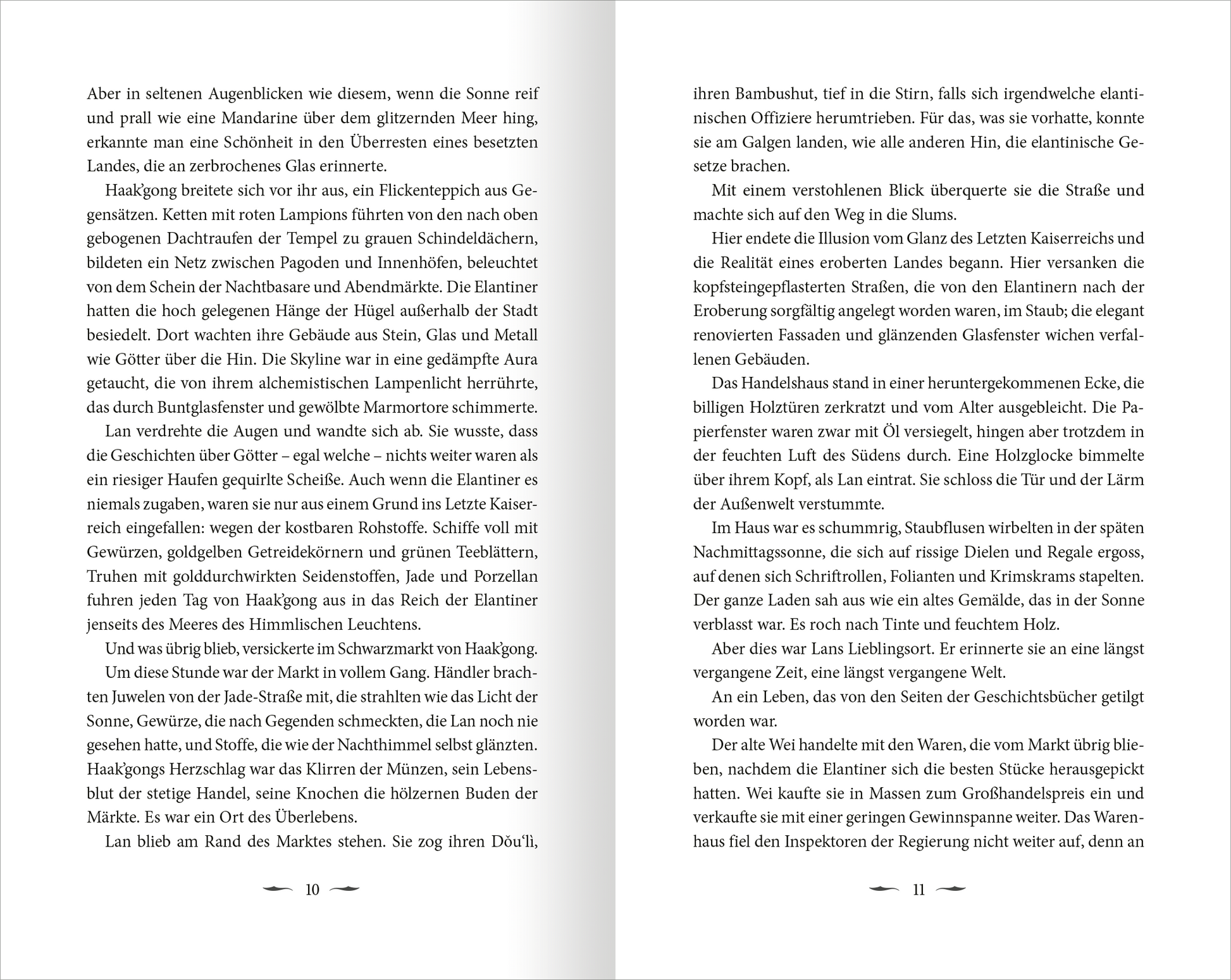 Gezeigt wird eine Innen- oder Zusatzansicht von „Song of Silver – Das verbotene Siegel“. Die Seite zeigt einen Textblock in Serifenschrift auf weißem Hintergrund. Die Schrift ist gut lesbar, in schwarzer Farbe, mit ausreichendem Zeilenabstand für eine einfache Orientierung. Am unteren Rand sind Seitenzahlen in kleinerer Schriftgröße zu erkennen. Die Gestaltung ist schlicht und klar, wodurch der Fokus auf dem Inhalt liegt.