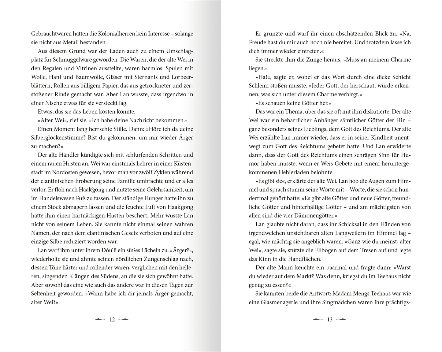 Gezeigt wird eine Innen- oder Zusatzansicht von „Song of Silver – Das verbotene Siegel“. Die Seiten sind in einem klaren, gut lesbaren Satzspiegel gestaltet, wobei der Text in einer serifenlosen Schriftart in schwarzer Farbe erscheint. Der Hintergrund ist weiß, was für einen hohen Kontrast sorgt. Auf den Seiten sind Absätze und Zitate durch Abstände deutlich voneinander getrennt. Die Seitenzahlen sind am unteren Rand platziert.