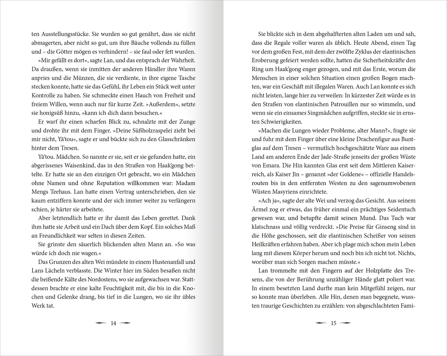 Gezeigt wird eine Innenansicht von „Song of Silver – Das verbotene Siegel“. Die Seiten bieten einen klaren, gut lesbaren Text in schwarzer Schrift auf hellem Hintergrund. Die Anordnung ist übersichtlich, mit einem harmonischen Weißraum um den Text. Die Kapitelnummern sind fett hervorgehoben, während der Fließtext eine schlichte Schriftart nutzt. Das Layout fördert die Lesbarkeit und sorgt für eine angenehme Nutzererfahrung. Die Seitenzahlen sind am unteren Rand gut sichtbar...