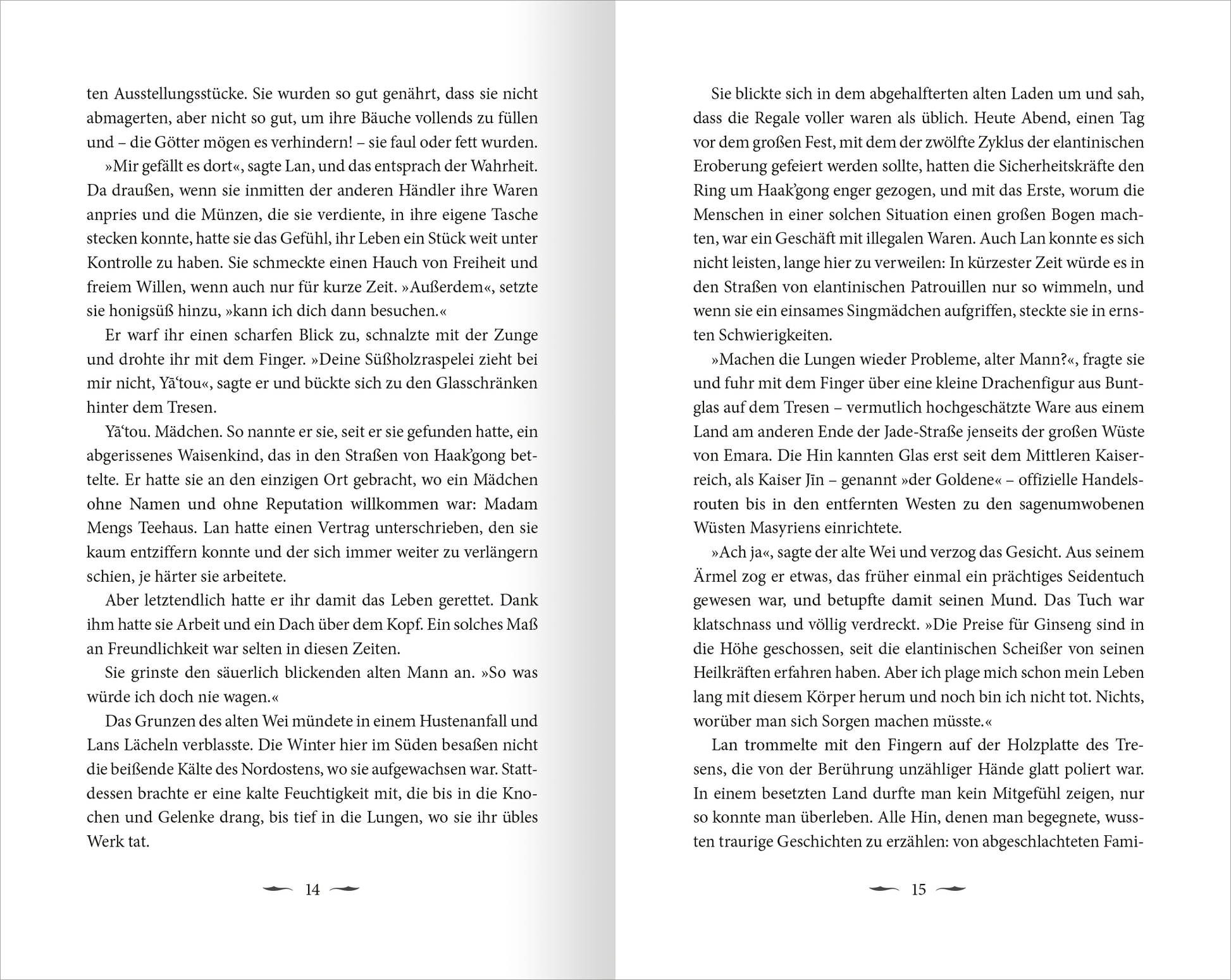 Gezeigt wird eine Innenansicht von „Song of Silver – Das verbotene Siegel“. Die Seiten bieten einen klaren, gut lesbaren Text in schwarzer Schrift auf hellem Hintergrund. Die Anordnung ist übersichtlich, mit einem harmonischen Weißraum um den Text. Die Kapitelnummern sind fett hervorgehoben, während der Fließtext eine schlichte Schriftart nutzt. Das Layout fördert die Lesbarkeit und sorgt für eine angenehme Nutzererfahrung. Die Seitenzahlen sind am unteren Rand gut sichtbar...