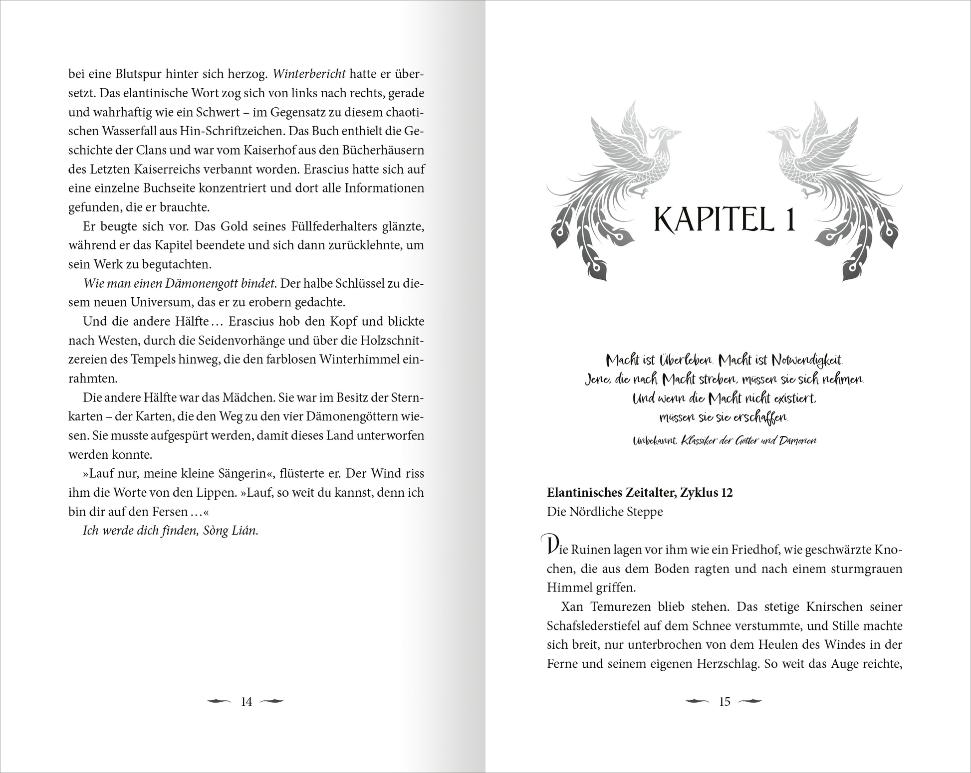 Gezeigt wird eine Innen- oder Zusatzansicht von „Dark Star Burning – Das letzte Kaiserreich“. Die Seiten präsentieren einen klaren, gut lesbaren Text in schwarzer Typografie auf hellem Hintergrund. Der Kapitelüberschrift „KAPITEL 1“ ist künstlerisch gestaltet und mit eleganten, grafischen Elementen verziert, darunter stilisierte Raben. Der Text ist in Absätze gegliedert und vermittelt eine fesselnde Erzählweise, während Randnotizen und Fußnoten gestalterische Details...