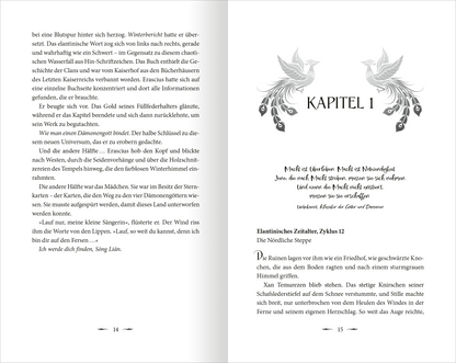 Gezeigt wird eine Innen- oder Zusatzansicht von „Dark Star Burning – Das letzte Kaiserreich“. Die Seiten präsentieren einen klaren, gut lesbaren Text in schwarzer Typografie auf hellem Hintergrund. Der Kapitelüberschrift „KAPITEL 1“ ist künstlerisch gestaltet und mit eleganten, grafischen Elementen verziert, darunter stilisierte Raben. Der Text ist in Absätze gegliedert und vermittelt eine fesselnde Erzählweise, während Randnotizen und Fußnoten gestalterische Details...