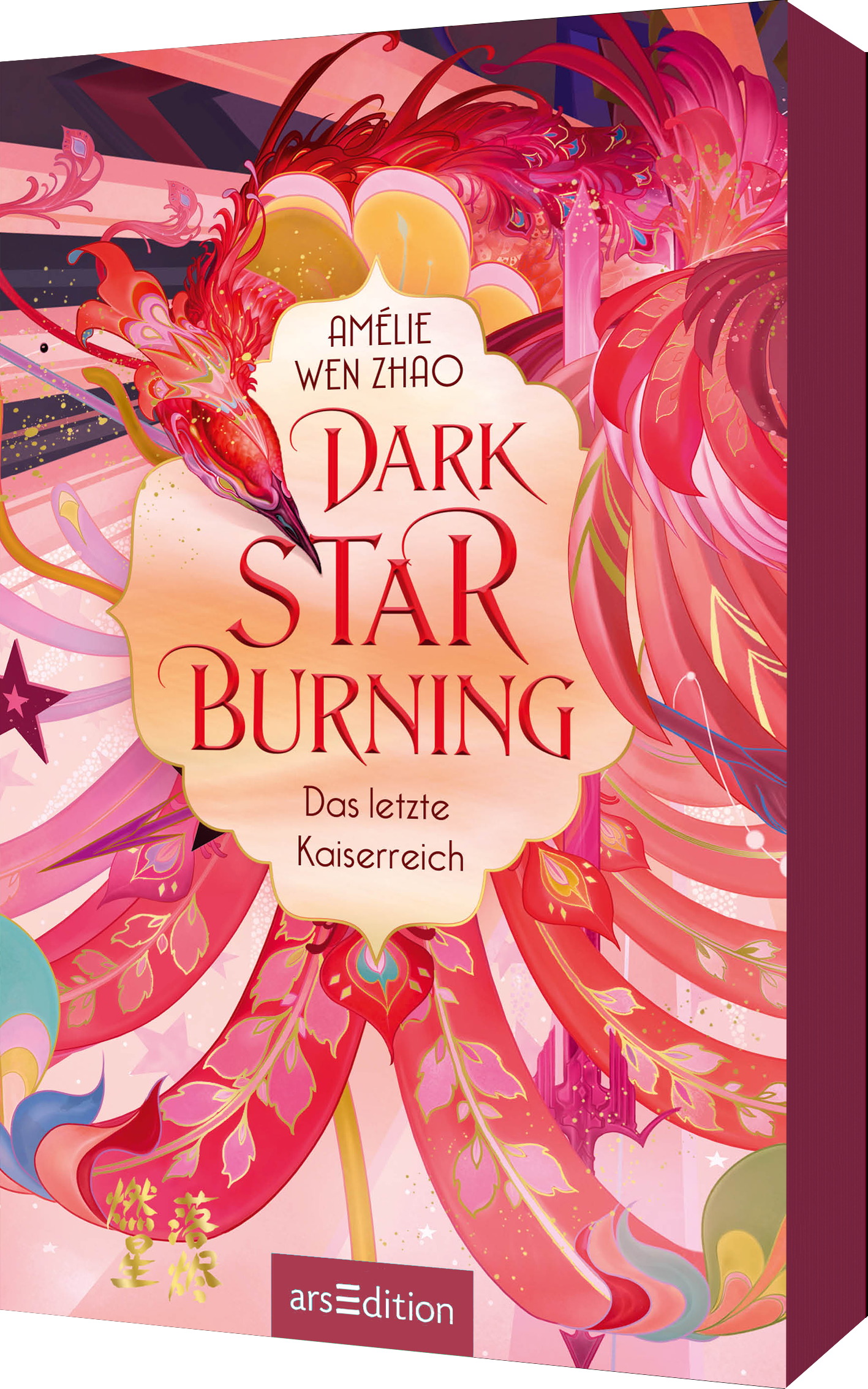 Das Buchcover zeigt ein lebhaftes, farbenfrohes Design mit harmonischen Rosa- und Violetttönen, die eine fantasievolle Atmosphäre ausstrahlen. Im Mittelpunkt steht der Titel „Dark STAR Burning“ in stilvoller, geschwungener Typografie, ergänzt durch den Untertitel „Das letzte Kaiserreich“. Darüber hinweg schwebt ein stilisiertes Phönixmotiv, das dynamisch in den Farben Rot und Gelb leuchtet. Oben links ist der Name der Autorin, Amélie Wen Zhao, platziert. Ganz unten mittig steht...