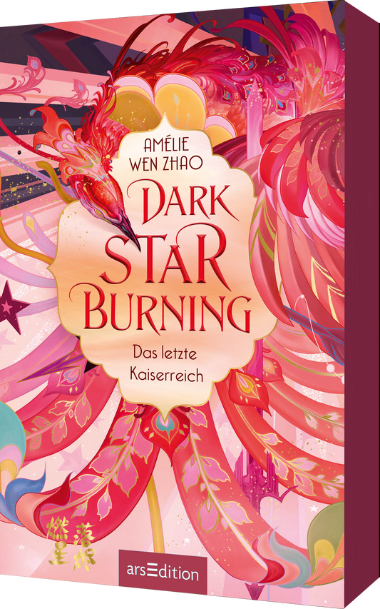Das Buchcover zeigt ein lebhaftes, farbenfrohes Design mit harmonischen Rosa- und Violetttönen, die eine fantasievolle Atmosphäre ausstrahlen. Im Mittelpunkt steht der Titel „Dark STAR Burning“ in stilvoller, geschwungener Typografie, ergänzt durch den Untertitel „Das letzte Kaiserreich“. Darüber hinweg schwebt ein stilisiertes Phönixmotiv, das dynamisch in den Farben Rot und Gelb leuchtet. Oben links ist der Name der Autorin, Amélie Wen Zhao, platziert. Ganz unten mittig steht...