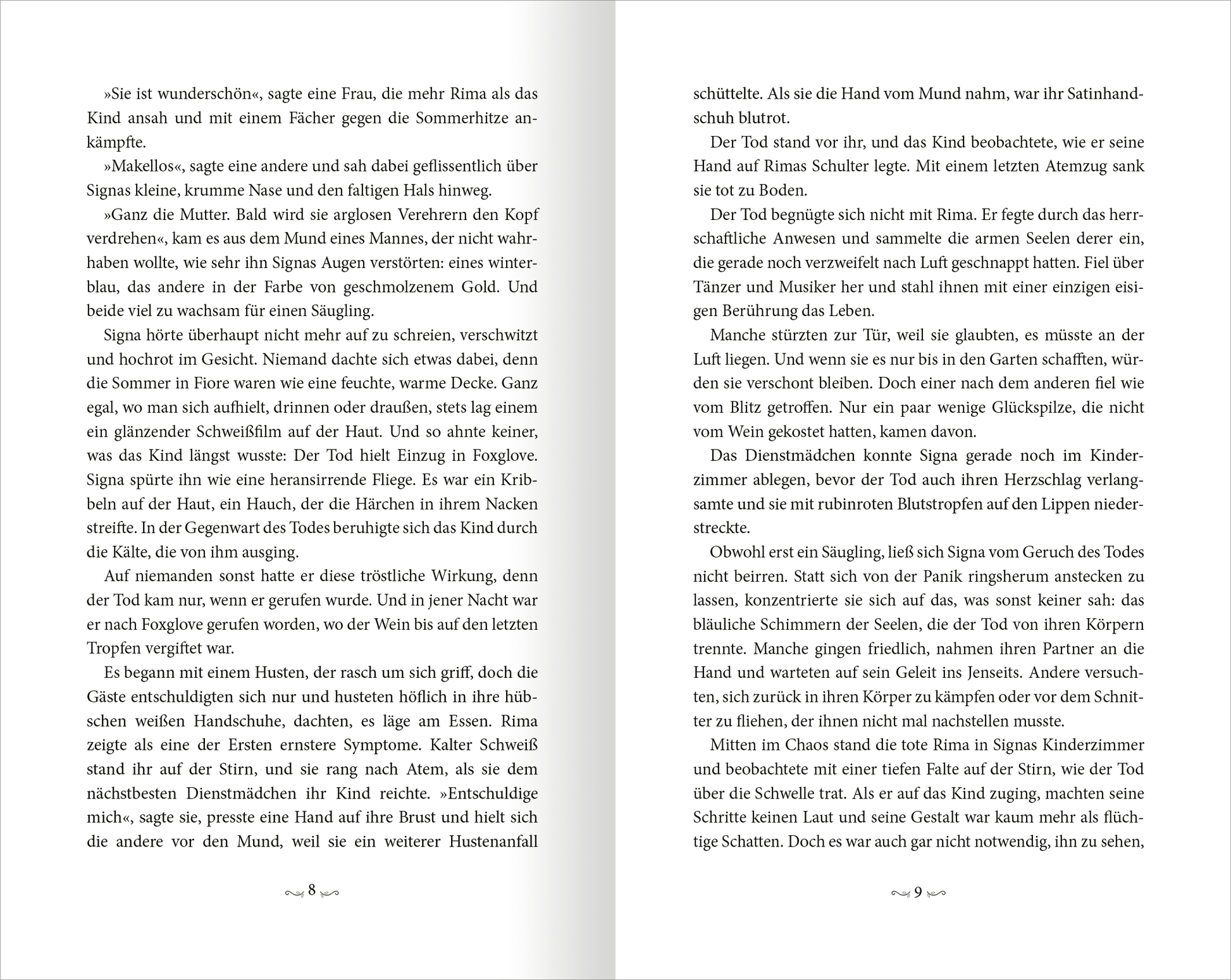 Gezeigt wird eine Innen- oder Zusatzansicht von „Belladonna – Die Berührung des Todes“. Die Seiten sind im klassischen Layout gehalten, mit zwei Spalten, die jeweils Text enthalten. Die Typografie ist gut lesbar, in einem serifenbetonten Schriftstil in Schwarz auf einem cremefarbenen Hintergrund, der den Kontrast unterstützt. Am Seitenrand sind dekorative Elemente im filigranen Design, die die mystische Stimmung des Werkes unterstreichen.