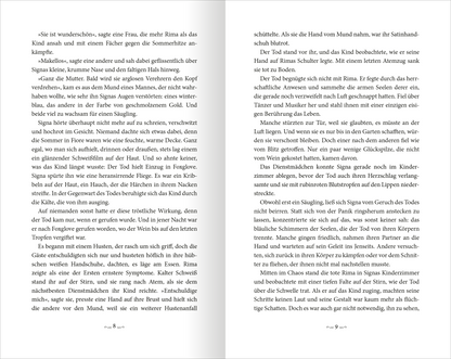 Gezeigt wird eine Innen- oder Zusatzansicht von „Belladonna – Die Berührung des Todes“. Die Seiten sind im klassischen Layout gehalten, mit zwei Spalten, die jeweils Text enthalten. Die Typografie ist gut lesbar, in einem serifenbetonten Schriftstil in Schwarz auf einem cremefarbenen Hintergrund, der den Kontrast unterstützt. Am Seitenrand sind dekorative Elemente im filigranen Design, die die mystische Stimmung des Werkes unterstreichen.