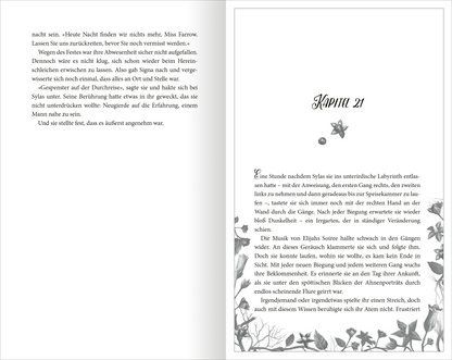 Gezeigt wird eine Innen- oder Zusatzansicht von „Belladonna – Die Berührung des Todes“. Die rechte Seite zeigt eine elegant gestaltete Kapitelüberschrift „KAPITEL 21“ in geschwungener, schwarzer Schrift. Links befindet sich der Fließtext, der in klarer, gut lesbarer Schriftart in dunkler Farbe auf hellem Hintergrund gedruckt ist. Dezente, florale Illustrationen rahmen den Text und schaffen eine mystische Atmosphäre.