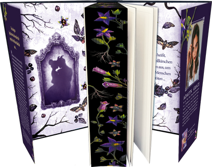 Gezeigt wird eine Innen- oder Zusatzansicht von „Belladonna – Die Berührung des Todes“. Die Gestaltung ist geprägt von sanften Lila- und Violetttönen, ergänzt durch dunkle, blattartige Motive. Auf der linken Innenseite befindet sich ein eleganter Schattenriss, während rechts ein Porträt mit dem Namen der Autorin präsentiert wird. Florale Illustrationen in leuchtenden Farben ziehen sich über den Buchschnitt. Die Schrift ist klar und gut lesbar.