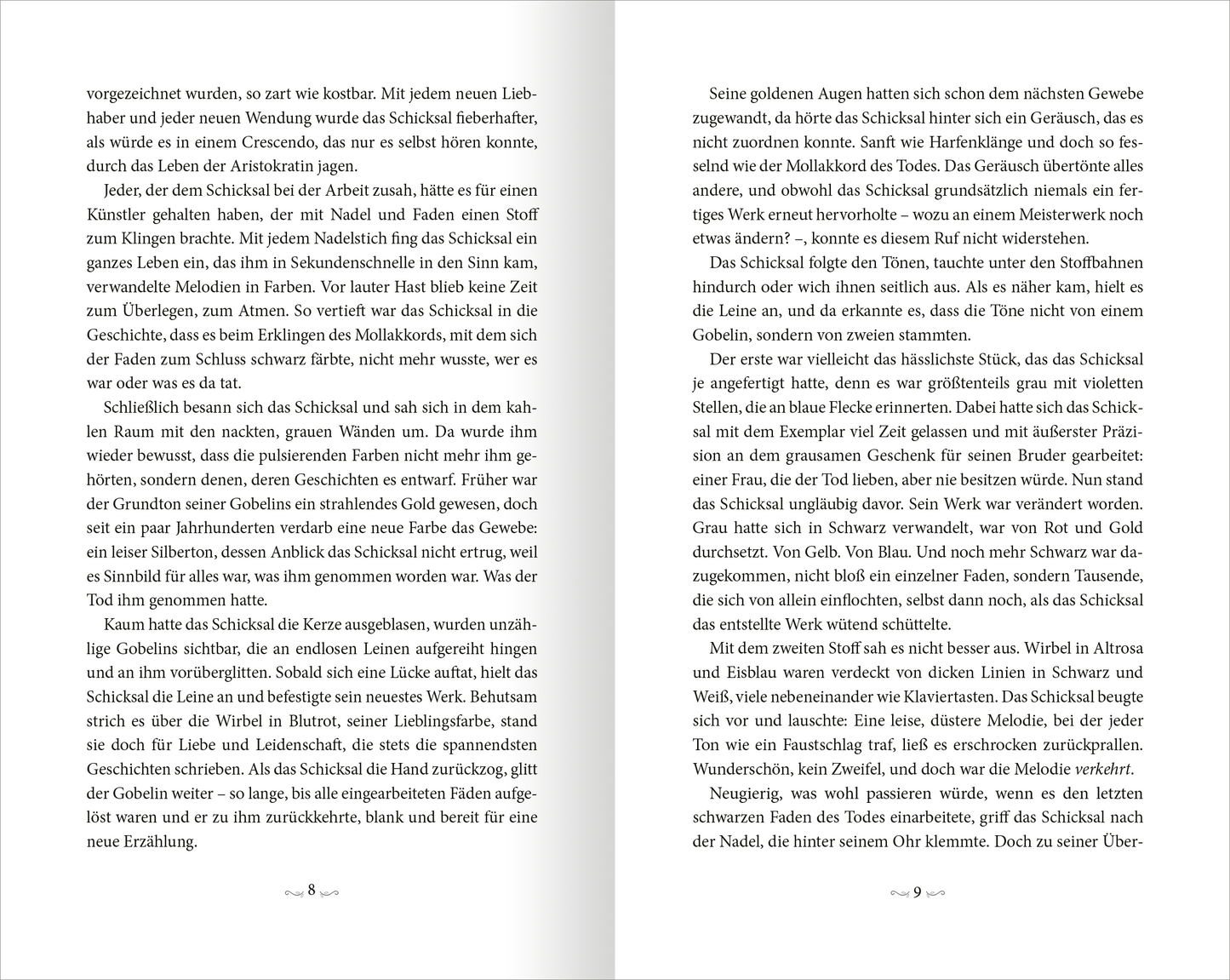 Gezeigt wird eine Innen- oder Zusatzansicht von „Foxglove – Das Begehren des Todes“. Die Seiten sind im klassischen Layout gehalten, mit durchgehender Textauszeichnung in schwarzer Serifenschrift auf hellem Hintergrund. Links und rechts befinden sich einfache, elegant gestaltete Seitenränder. Zwischen den Absätzen sind klare Abstandselemente vorhanden, die eine gute Lesbarkeit ermöglichen. Der Text ist in gut strukturierten Abschnitten gegliedert, wodurch die Orientierung im Inhalt...