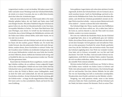 Gezeigt wird eine Innen- oder Zusatzansicht von „Foxglove – Das Begehren des Todes“. Die Seiten sind im klassischen Layout gehalten, mit durchgehender Textauszeichnung in schwarzer Serifenschrift auf hellem Hintergrund. Links und rechts befinden sich einfache, elegant gestaltete Seitenränder. Zwischen den Absätzen sind klare Abstandselemente vorhanden, die eine gute Lesbarkeit ermöglichen. Der Text ist in gut strukturierten Abschnitten gegliedert, wodurch die Orientierung im Inhalt...
