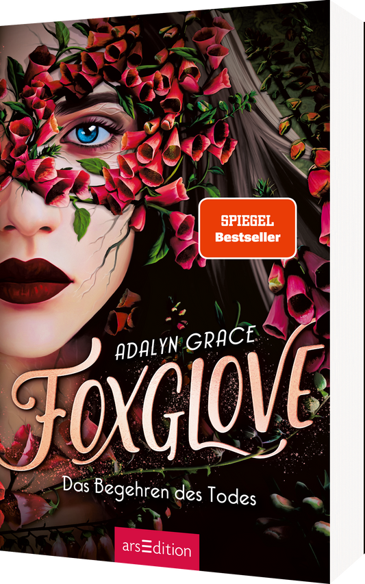 Das Buchcover zeigt das Gesicht einer Frau mit intensiven blauen Augen und einem geheimnisvollen, leicht melancholischen Ausdruck. Ihr Gesicht ist teilweise von einer dichten Blütenpracht in verschiedenen Rot- und Grüntönen umgeben. Der Titel „Foxglove“ ist in geschwungener, eleganter Schrift in beige gehalten, während der Untertitel „Das Begehren des Todes“ in einer sanften, leichteren Schrift darunter steht. Oben rechts befindet sich ein „SPIEGEL Bestseller“-Button. Ganz unten...