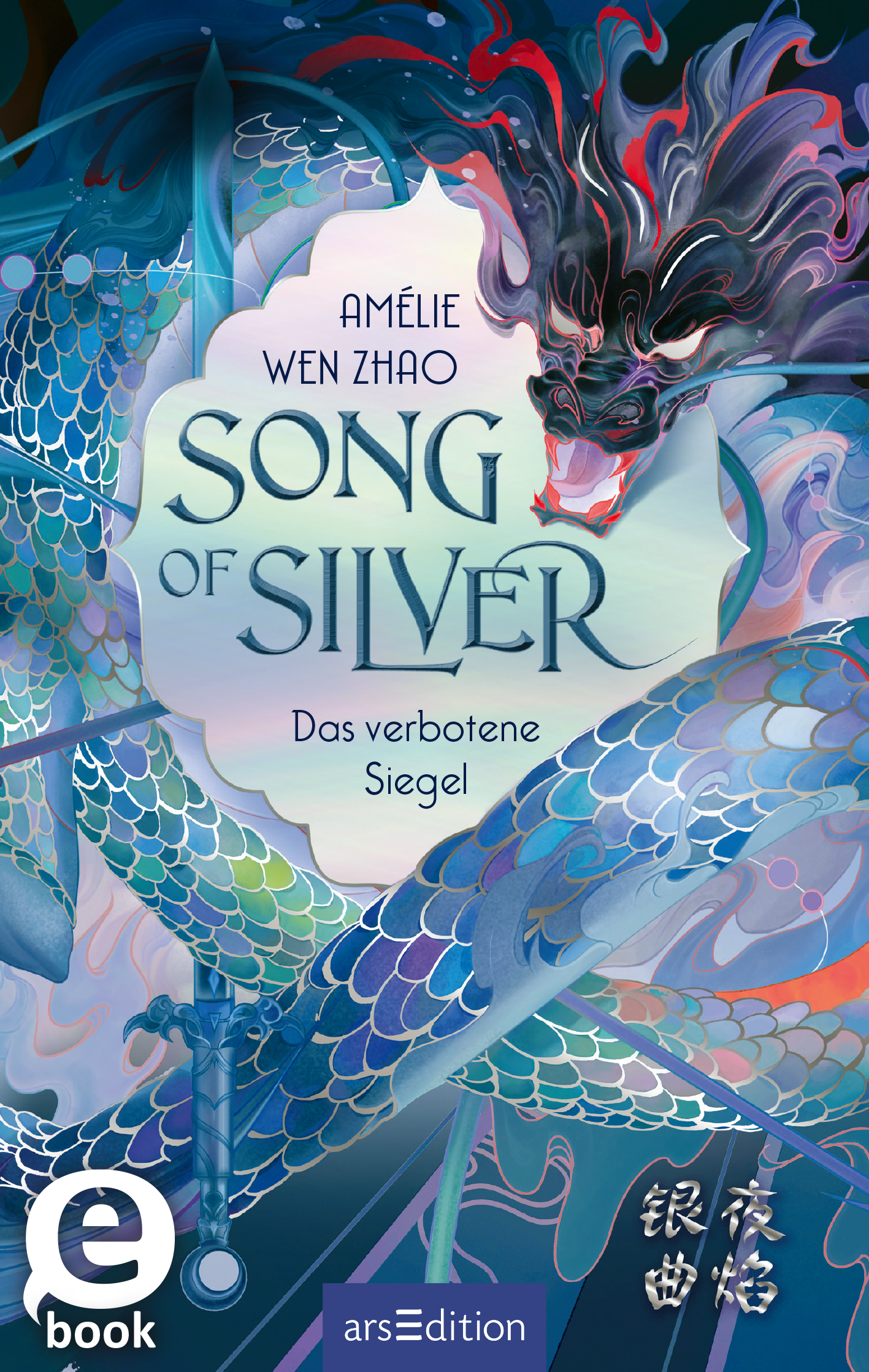 Das Buchcover zeigt eine fantasievolle Komposition mit lebhaften Farben. Ein kraftvoller Drache in verschiedenen Blau- und Grüntönen umgibt den Titel „Song of Silver“, der in elegantem, geschwungenem Schriftzug gestaltet ist. Der Untertitel „Das verbotene Siegel“ ist dezent darunter platziert. In der oberen linken Ecke befindet sich der Name der Autorin Amélie Wen Zhao. Ein roter SPIEGEL-Bestseller-Button hebt sich deutlich ab. Ganz unten mittig steht der Logoschriftzug von...