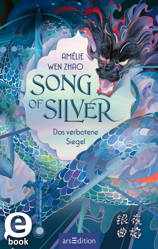 Das Buchcover zeigt eine fantasievolle Komposition mit lebhaften Farben. Ein kraftvoller Drache in verschiedenen Blau- und Grüntönen umgibt den Titel „Song of Silver“, der in elegantem, geschwungenem Schriftzug gestaltet ist. Der Untertitel „Das verbotene Siegel“ ist dezent darunter platziert. In der oberen linken Ecke befindet sich der Name der Autorin Amélie Wen Zhao. Ein roter SPIEGEL-Bestseller-Button hebt sich deutlich ab. Ganz unten mittig steht der Logoschriftzug von...