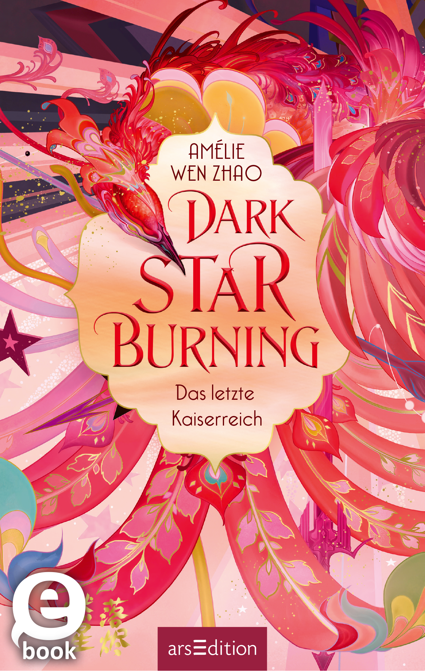 Das Buchcover zeigt ein lebhaftes, farbenfrohes Design mit harmonischen Rosa- und Violetttönen, die eine fantasievolle Atmosphäre ausstrahlen. Im Mittelpunkt steht der Titel „Dark STAR Burning“ in stilvoller, geschwungener Typografie, ergänzt durch den Untertitel „Das letzte Kaiserreich“. Darüber hinweg schwebt ein stilisiertes Phönixmotiv, das dynamisch in den Farben Rot und Gelb leuchtet. Oben links ist der Name der Autorin, Amélie Wen Zhao, platziert. Ganz unten mittig steht...