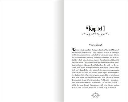 Gezeigt wird eine Innen- oder Zusatzansicht von „Stadt aus Wasser und Licht – Die Maskenmagierin“. Die Seite enthält den Titel „Kapitel 1“ in einer eleganten, geschwungenen Schriftart, gefolgt von der Überschrift „Überraschung!“ in klarer, gut lesbarer Schrift. Der Text ist schwarz auf hellem Hintergrund und lässt sich gut ablesen. Ornamente am oberen Ende der Seite verleihen dem Layout eine künstlerische Note, während der linke Bereich der Seite unverändert bleibt, was...