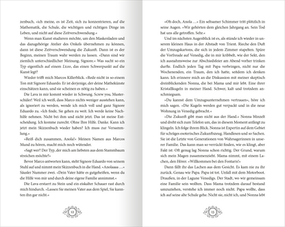 Gezeigt wird eine Innen- oder Zusatzansicht von „Stadt aus Wasser und Licht – Die Maskenmagierin“. Die Doppelseite zeigt grauenhaft schöne, kalligrafisch gestaltete Schriftzüge in dunkler Typografie, die auf einem hellen Hintergrund stehen. Die Seiten sind verziert mit verschnörkelten Elementen, die die Fantasie anregen. Der Text vermittelt eine mystische und fesselnde Atmosphäre, während verschiedene Absätze in unterschiedlichem Format hervorgehoben sind, um den Lesefluss zu...