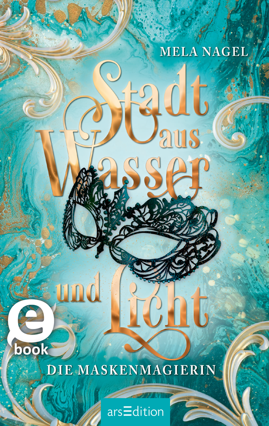 Das Buchcover zeigt ein harmonisches Farbenspiel aus Türkis und Gold, das an Wasser und Licht erinnert. Der Titel „Stadt aus Wasser und Licht“ ist in eleganter, geschwungener Schrift gestaltet, wobei „Wasser“ und „Licht“ in Gold hervorgehoben sind. Eine schlichte, schwarze Maske ist zentral platziert und symbolisiert Geheimnis und Magie. Oben steht der Name der Autorin, Mela Nagel. Zusätzlich ist ein eBook-Symbol in der unteren linken Ecke abgebildet. Ganz unten mittig steht der...