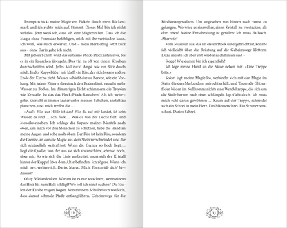 Gezeigt wird eine Innen- oder Zusatzansicht von „Stadt aus Wasser und Licht – Die geheime Maske“. Die Seite enthält den fortlaufenden Text in einer klaren, gut lesbaren Serifenschrift in Schwarz auf weißem Hintergrund. Am oberen und unteren Rand sind dekorative graphische Elemente in feinen Linien angeordnet. Der Text umfasst spannende Beschreibungen und lädt den Leser ein, in die magische Welt einzutauchen, während die typografische Gestaltung die Lesbarkeit unterstützt.