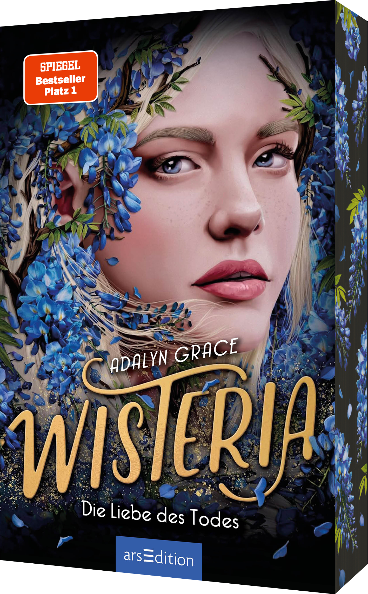 Auf dem Buchcover von „Wisteria – Die Liebe des Todes“ von Adalyn Grace ist ein Porträt einer jungen Frau zu sehen, umgeben von blühenden blauen Glyzinien, die für eine mystische Atmosphäre sorgen. Ihr Gesicht drückt sowohl Entschlossenheit als auch Sensibilität aus. Der Titel „Wisteria“ ist in geschwungener, goldener Schrift hervorgehoben. Oben links befindet sich der rote SPIEGEL-Bestseller-Button mit dem Text „Platz 1“. Ganz unten mittig steht der Logoschriftzug von...