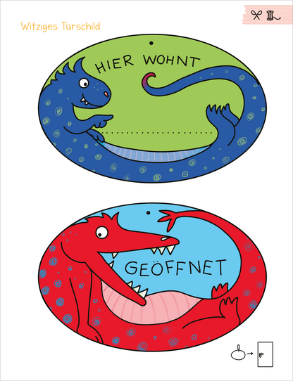 Gezeigt wird eine Innen- oder Zusatzansicht von „Mein erstes großes Ferien-Bastelheft“. Die Darstellung umfasst zwei ovale Schilder mit bunten, cartoonhaften Drachen. Oben steht in großer, grüner Schrift „HIER WOHNT“, während der Drache in Blau und Grün lächelt. Unten zeigt ein roter Drache, der freundlich aussieht, die Worte „GEÖFFNET“ in blauer Schrift. Die Hintergründe sind gelb-grün und hellblau, was eine fröhliche, einladende Stimmung vermittelt.