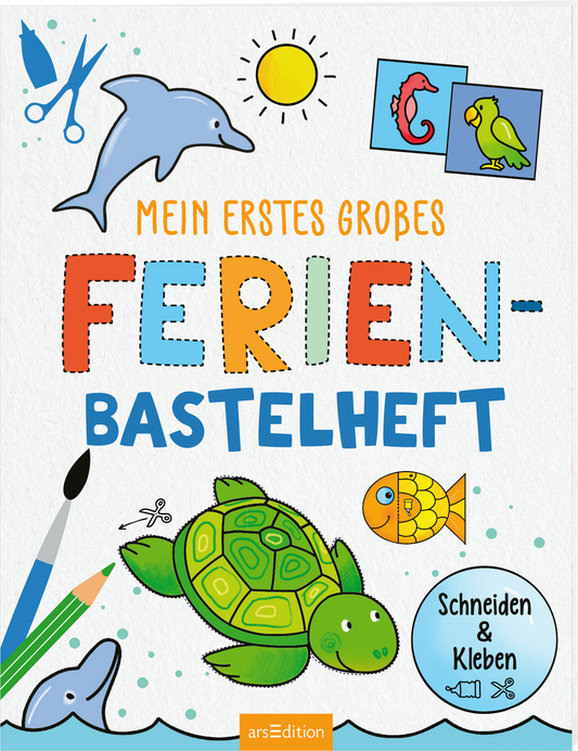 Das Buchcover zeigt eine fröhliche Gestaltung mit bunten Illustrationen von einem Dolphin, einer Schildkröte, einem Fisch sowie Bastelmaterialien wie Scheren und Buntstiften. Der Titel „Mein erstes großes Ferien-Bastelheft“ ist in einer verspielten Schriftart in verschiedenen Farben hervorgehoben. Im unteren Bereich befindet sich der Hinweis „Schneiden &amp; Kleben“ in einem runden Feld. Die Atmosphäre ist einladend und kindgerecht. Ganz unten mittig steht der Logoschriftzug von...