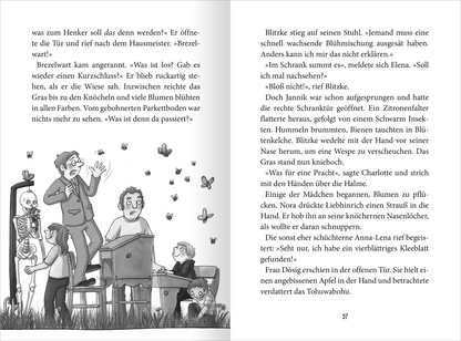 Gezeigt wird eine Innen- oder Zusatzansicht von „Ein Schuljahr voller Zauberei – Schulfest statt Mathetest“. Die Szene zeigt einen hellen, humorvoll gestalteten Klassenraum mit mehreren Figuren:  Darunter eine Person mit Brille, die auf einem Stuhl steht, umgeben von Schmetterlingen und Blumen. Der Text ist in klarer typografischer Schrift gehalten und unterstützt die fantasievolle Stimmung der Geschichte.