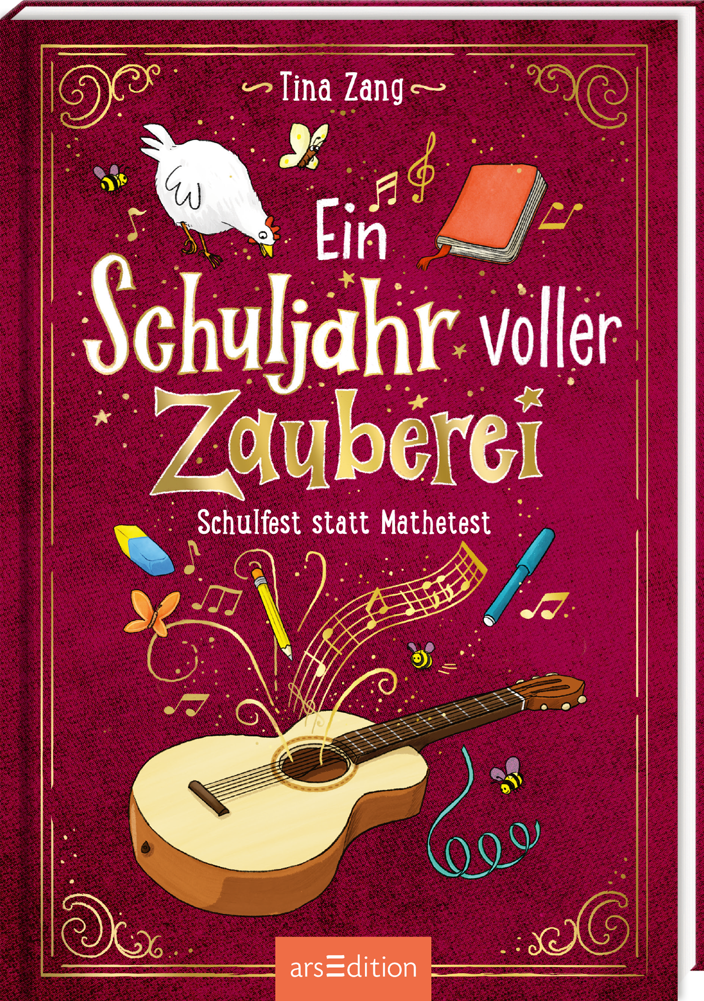 Das Cover zeigt einen dunkelroten Hintergrund mit goldenen Ornamenten. Im oberen Bereich steht der Name der Autorin „Tina Zang“, gefolgt von dem Titel „Ein Schuljahr voller Zauberei“ in großen, verspielten Buchstaben. Darunter ist der Untertitel „Schulfest statt Mathetest“ zu sehen. In der Mitte ist eine Gitarre zu sehen, aus der Musik zu erklingen scheint. Ganz unten mittig steht der Logoschriftzug von arsEdition.