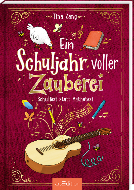 Das Cover zeigt einen dunkelroten Hintergrund mit goldenen Ornamenten. Im oberen Bereich steht der Name der Autorin „Tina Zang“, gefolgt von dem Titel „Ein Schuljahr voller Zauberei“ in großen, verspielten Buchstaben. Darunter ist der Untertitel „Schulfest statt Mathetest“ zu sehen. In der Mitte ist eine Gitarre zu sehen, aus der Musik zu erklingen scheint. Ganz unten mittig steht der Logoschriftzug von arsEdition.